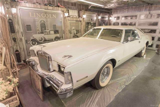 The ‘74 Lincoln Mark IV Coupe doesn’t have the dual airhorn hood of the Cadillac, but still quite ‘unique’ in it’s own way.